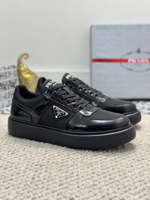 Prada* 普拉达新款男士休闲运动鞋，高端品质 鞋面牛皮拼接，网布内里，牛皮垫脚_透气舒适 原厂tpu大底 轻质柔软 脚感超级好 舒适度满分。黑白~2色可选。